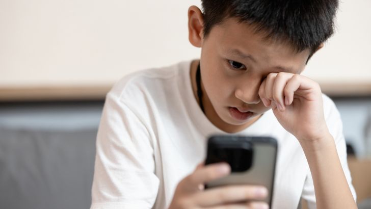 https://salarnews.in/public/uploads/images/newsimages/maannewsimage10092026_165605_phone addiction.jpg